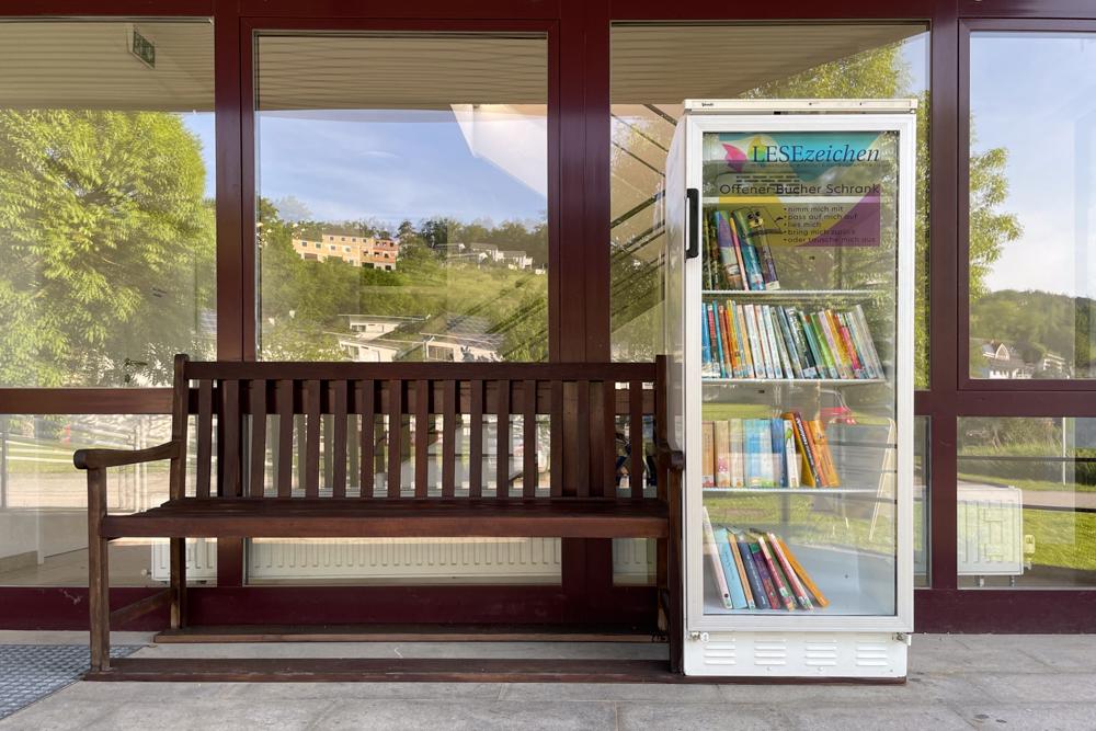 Offene  Bücherbox Lesekühlschrank